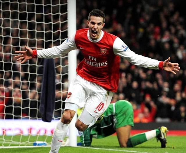 右脚踝囊受伤的基米希随德国队抵达卢森堡，走路仍有不便（基米希带伤随德国队抵达卢森堡，右踝囊受伤行走仍不便）