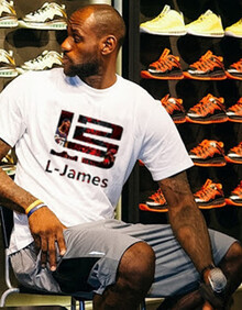 库里12记三分砍48分仍输球！你认为勇士是否应该做出改变了？（库里狂飙12记三分砍下48分仍未能取胜，勇士是否该作出调整？）