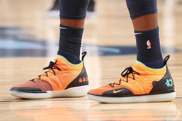 篮球勇士教练组进行临场换人调整收好效果（勇士教练组临场换人调整，收效显著）