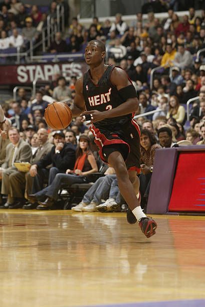 中超赛场争议判罚：VAR判罚引发讨论,（中超判罚风波：VAR介入再度引发热议）