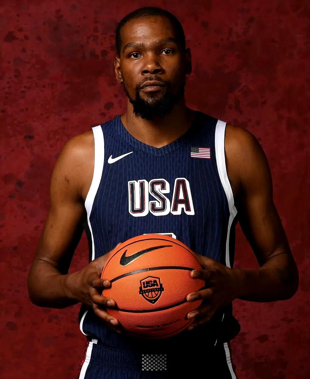 都悲伤！阿森纳被扳平球迷遗憾捂脸，狼队遭绝杀球迷神情落寞（双双失落！阿森纳被扳平球迷捂脸叹息，狼队遭绝杀神情黯然）