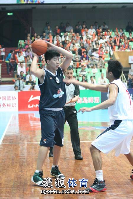 惨遭9连败！鹈鹕2胜15负继续排名西部垫底（鹈鹕遭遇九连败，2胜15负仍居西部末位）