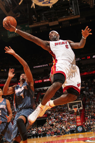 范迪克直言萨拉赫替补：利物浦没有“免检卡”，巨星也需证明自己（范迪克谈萨拉赫坐板凳：利物浦无特权，球星也得拿表现说话）