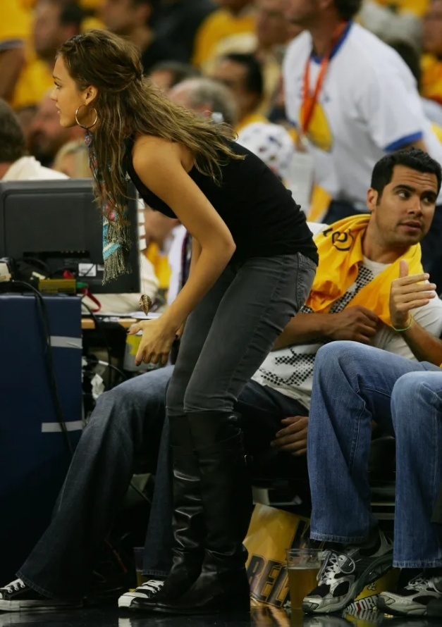 进攻大战！布伦森＆英格拉姆球星对飚，两队首节狂砍74分（火力全开：布伦森与英格拉姆对飙，首节两队合砍74分）