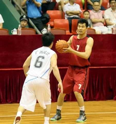 亨利批萨拉赫：此类事情不应公开谈论，我在巴萨时就没这么干（亨利抨击萨拉赫：这类事不该公开谈，效力巴萨时我从未这么做）