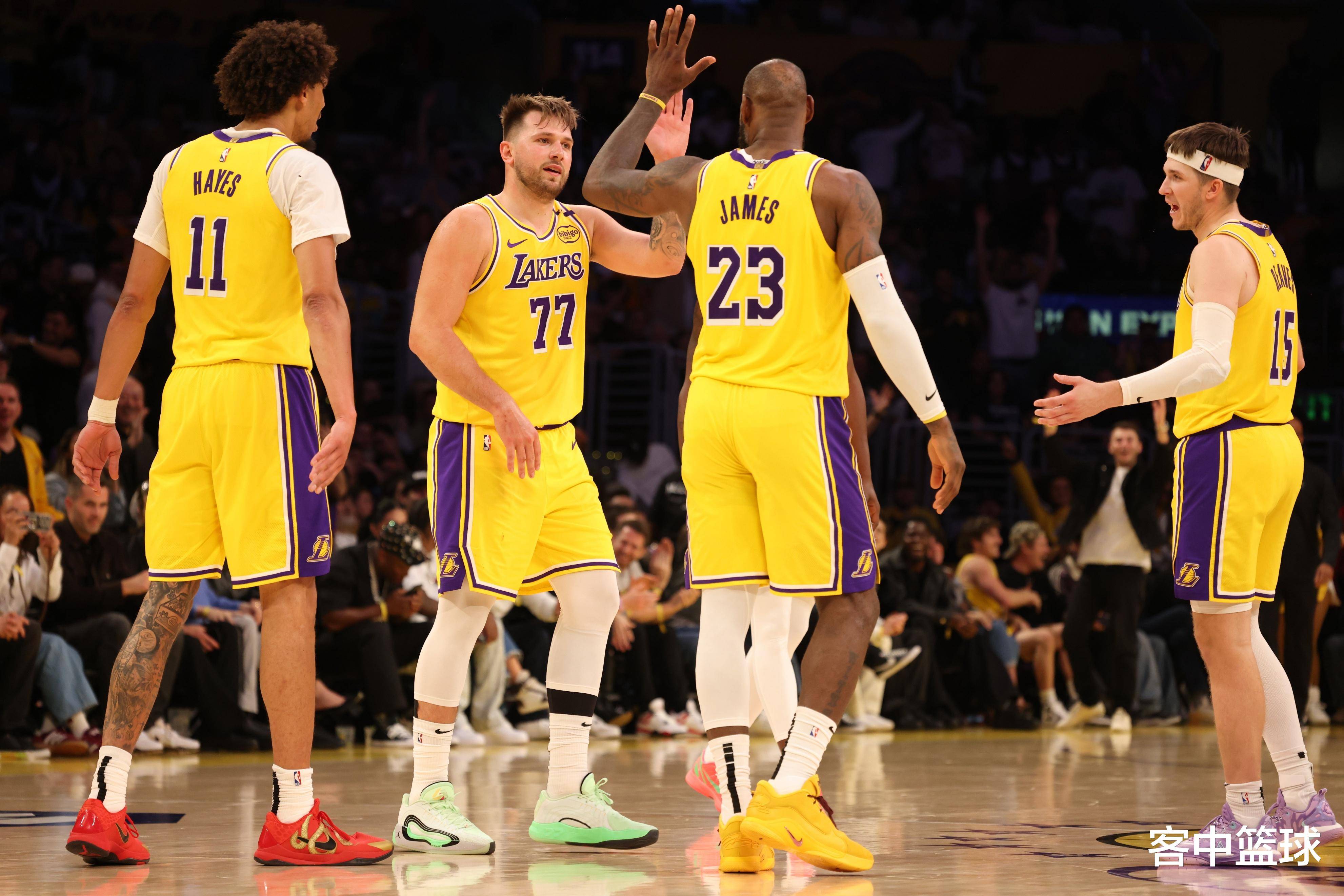 图集：梅西印度行首站活动场面混乱，球迷手持长棍、座椅被拆（图集：梅西印度行首站现场失序，球迷持长棍、座椅遭拆）