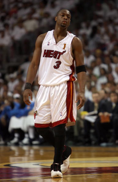 利物浦发角球期间 萨拉赫和亨德森聊了很久（利物浦角球时，萨拉赫与亨德森长时间交流）