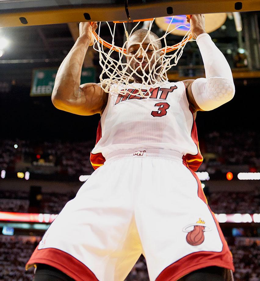 篮球火箭球队连续两场胜利庆祝（火箭队两连胜后热烈庆祝）