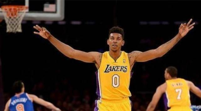 浓眉腹股沟紧张退出圣诞大战，独行侠谨慎处理（浓眉因腹股沟不适无缘圣诞大战，独行侠谨慎应对）