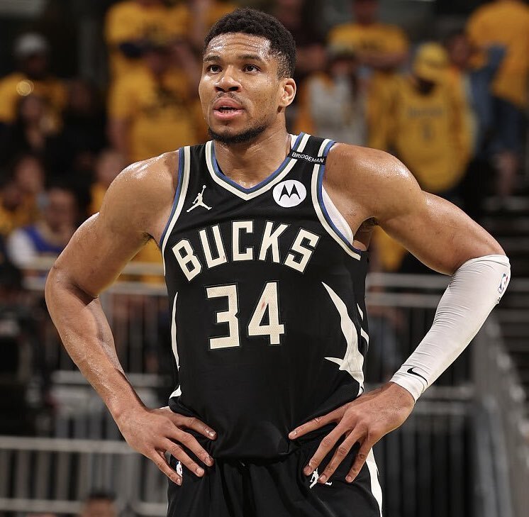 超高效率！里夫斯15投12中砍下38分8篮板（里夫斯手感炽热：15投12中砍下38分8篮板）