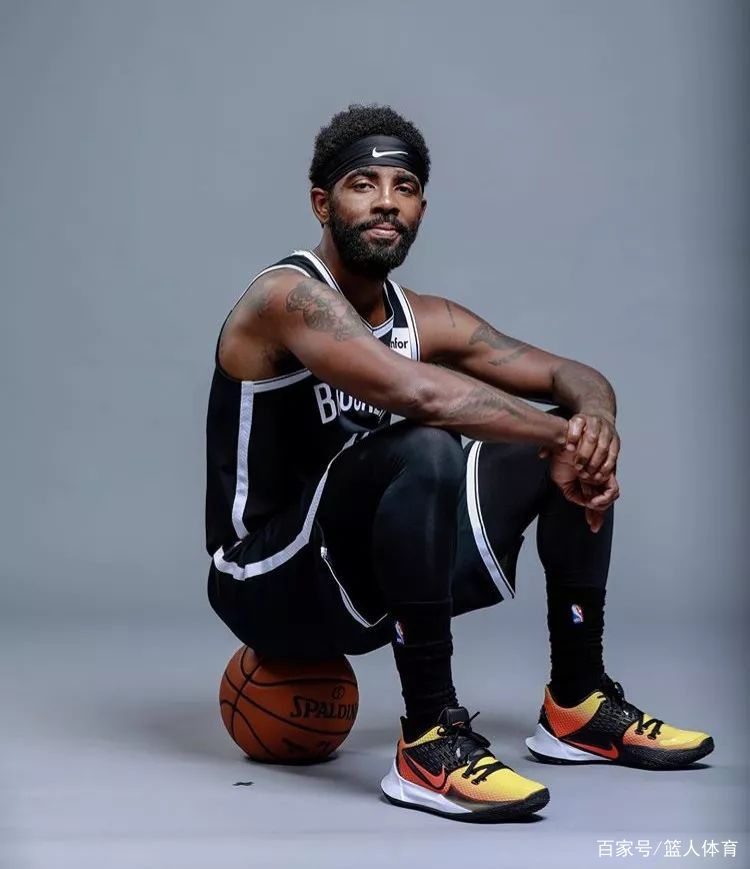 太阳报：麦克托米奈领意甲最佳球员奖，被女友透视着装抢风头（太阳报：麦克托米奈加冕意甲最佳，女友透视穿搭抢尽风头）